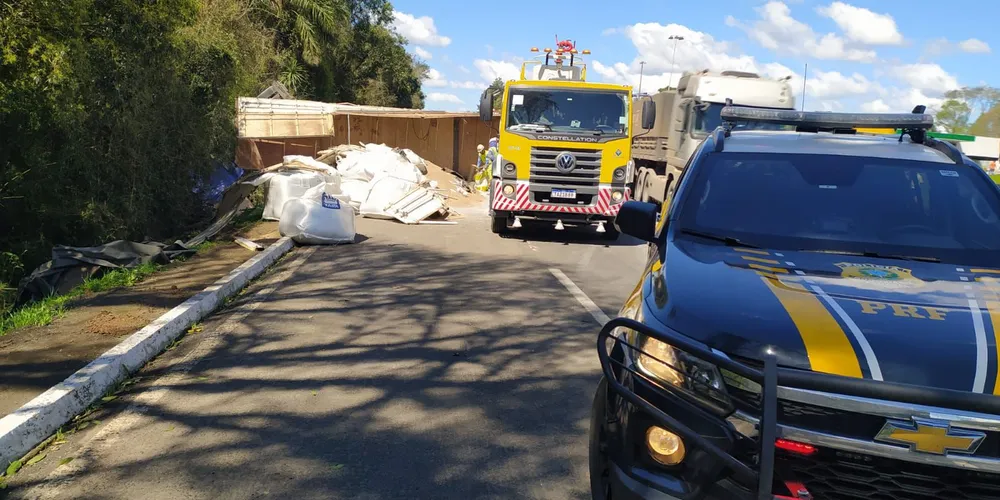 Rodovia da BR-277 ficou parcialmente interditada por mais de sete horas após o acidente.