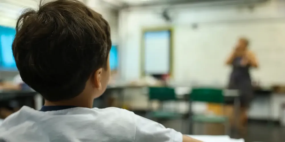 Criança prestando atenção na aula