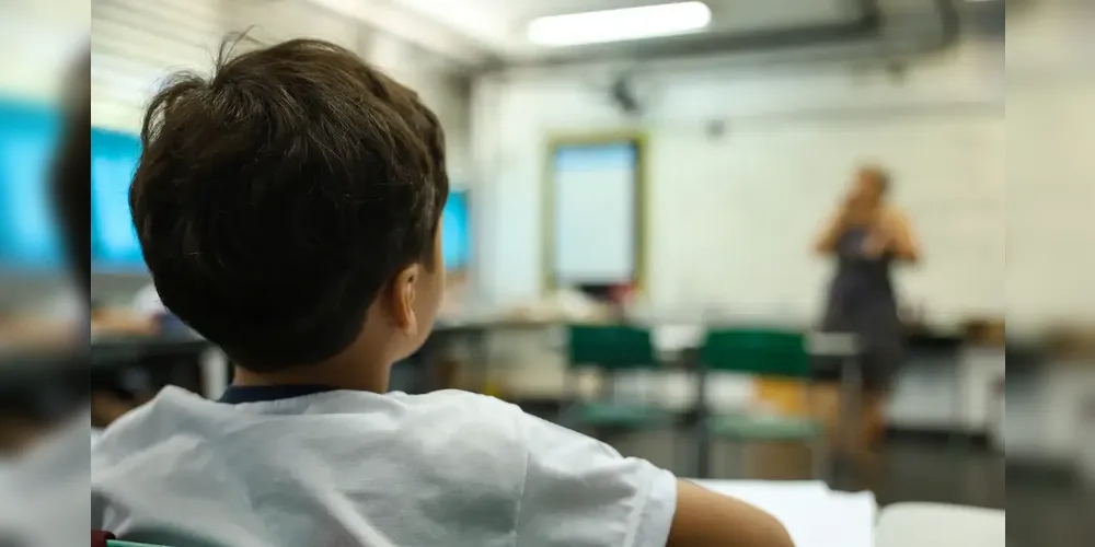 Criança prestando atenção na aula