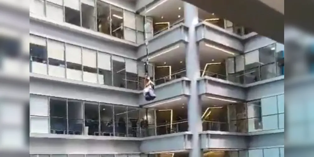 Momentos que antecederam a queda foram registrados por funcionários do edifício