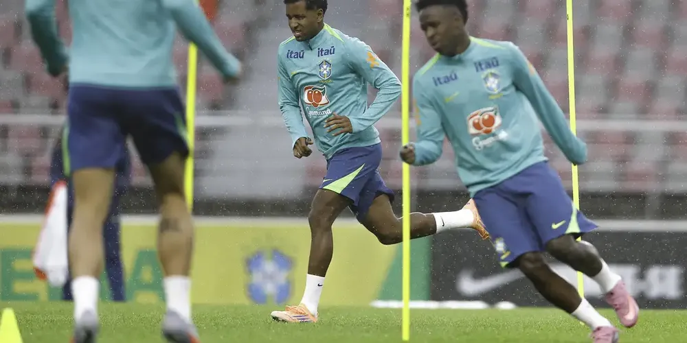 A atividade ocorreu sob chuva fina, com os 10 primeiros jogadores a se apresentarem à delegação na noite do domingo