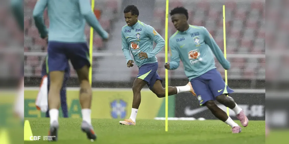 A atividade ocorreu sob chuva fina, com os 10 primeiros jogadores a se apresentarem à delegação na noite do domingo