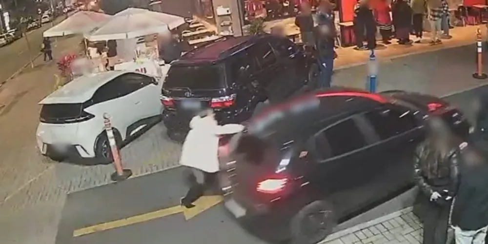 Câmera de segurança registrou momento em que grupo de homens deixou Susana sozinha.