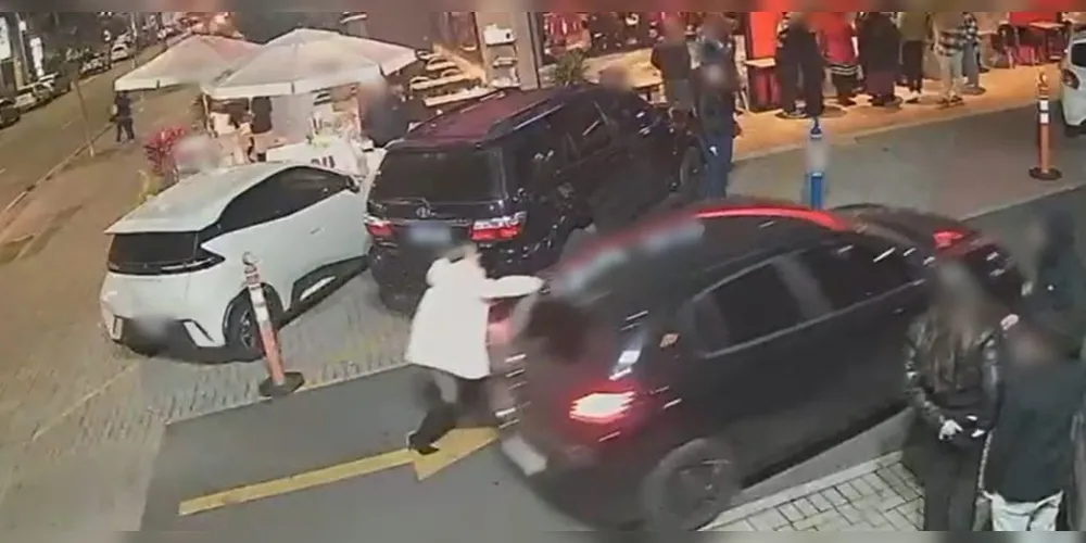 Câmera de segurança registrou momento em que grupo de homens deixou Susana sozinha.