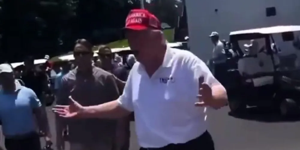 O presidente americano Donald Trump deixa a Casa Branca para uma partida de golfe no início do feriado nos EUA, em 30 de agosto de 2025