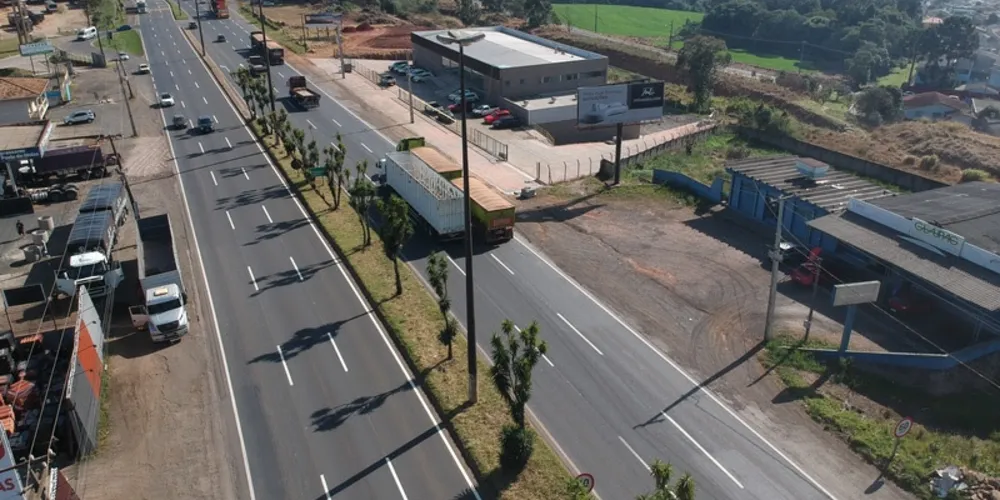 Trânsito na Avenida Sousa Naves em Ponta Grossa