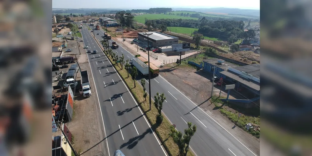 Trânsito na Avenida Sousa Naves em Ponta Grossa