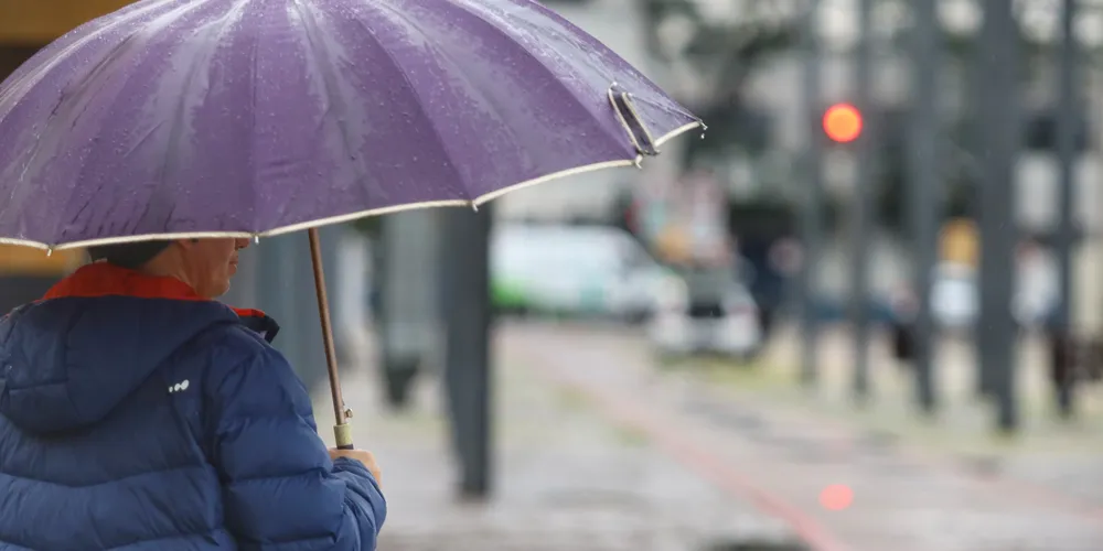 Nova frente fria traz chuva ao Paraná entre domingo e segunda, aponta Simepar