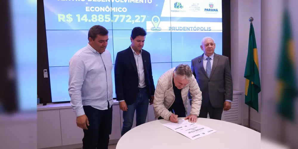 O recurso foi autorizado nessa terça-feira (09), com a presença do prefeito Adelmo Klosowski, do secretário Guto Silva e do deputado Ademar Traiano