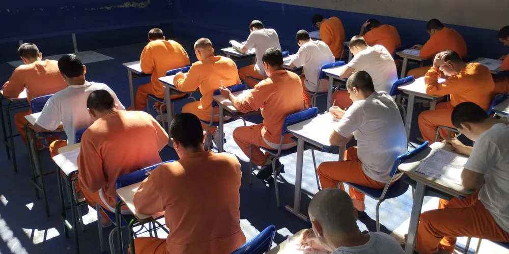 Privados de liberdade realizando a prova