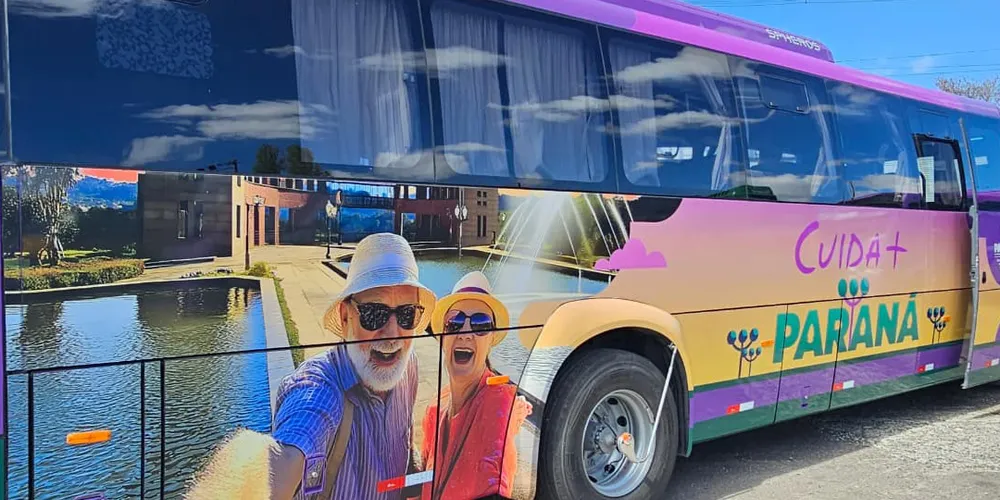 Os veículos são adaptados, equipados com dispositivo de acessibilidade e têm capacidade para 38 passageiros