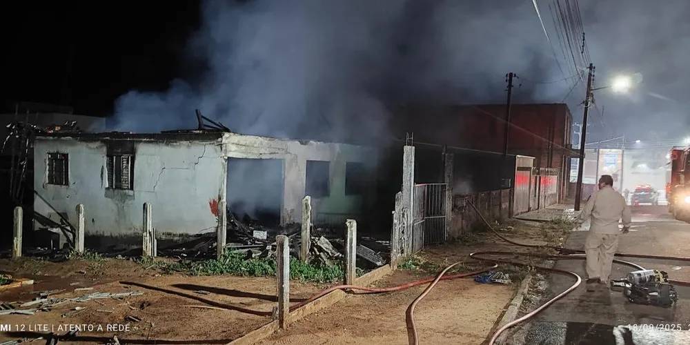 O fogo se espalhou rapidamente pelo imóvel