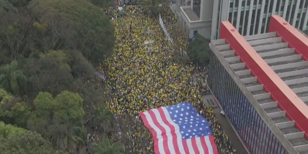 A bandeira foi esticada sobre os manifestantes