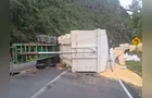 Tombamento de caminhão deixa fluxo congestionado na PR-090