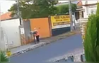 Câmera flagra mulher abandonando filhotes de cachorro em lixeira no Paraná; veja vídeo