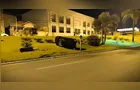 Motorista tenta desviar de 'Monza' e capota carro em Ponta Grossa
