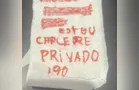 Mulher finge que vai comprar cigarro e pede socorro em bilhete