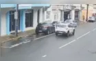 Questão de segundos: motorista para carro no meio da rua e furta relógio em PG; vídeo