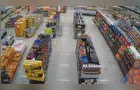 Prateleira de bebidas desaba em mercado e funcionário fica sem reação; vídeo