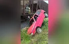 Motorista perde controle e carro quase para debaixo de trem em PG