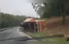 Caminhão tomba na BR-373 em Imbituva; motorista pode ter passado mal ao volante