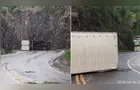 Motorista e passageiro ficam feridos após caminhão tombar na PR-459