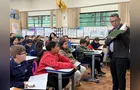 Miguel Sanches Neto realiza palestras sobre literatura em escolas