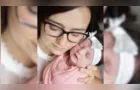 Mulher descobre gravidez ao parir 'bebê surpresa' no chão do banheiro