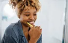 Cirurgiã-dentista orienta sobre escovação eficiente e prevenção de doenças bucais