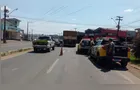 Motorista embriagado atinge parede em posto de combustível, tenta fugir e acaba preso