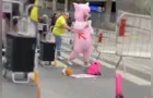 'Porquinho da Paulista' é atacado com garfo durante manifestação; veja vídeo