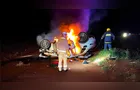 Veículo de luxo capota e pega fogo após sair da pista na BR-467
