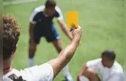 Juiz apanha de jogador ao dar cartão amarelo durante jogo no PR
