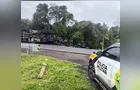 Caminhão de Carambeí tomba em barranco à margem da PR-170