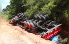Caminhão tomba próximo a obras da rodovia na PR-151