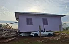 Casa ‘voa’ e cai em carro durante tempestade; ventos ultrapassaram 80 km/h