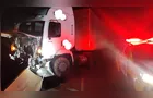 Motorista de caminhão colide contra mureta de proteção da PR-151