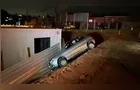 Carro cai em barranco e colide contra imóvel no bairro Oficinas, em PG