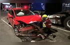 Motorista colide contra caminhão e poste e foge do local em PG
