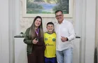 Prefeito Rildo recebe atleta tibagiano campeão internacional de futsal sub-11