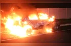 Carro pega fogo e fica completamente destruído em PG