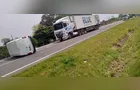 Van tomba após colidir com caminhão na BR-376 em PG