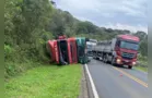 Caminhão tomba na PR-438 e deixa trânsito lento em Teixeira Soares
