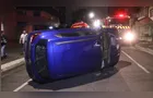 Carro colide contra veículo estacionado e tomba em PG; veja vídeo