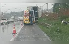 Perigo! Veículo tomba após ser fechado por caminhão na BR-376 em PG