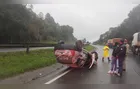 Motorista fica ferido após colidir contra estrutura metálica e capotar veículo na PR-151