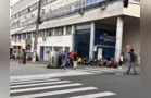Carro tomba após colisão em cruzamento do Centro de Ponta Grossa