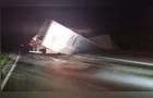 Caminhão tomba e interdita BR-376 em Tibagi durante a madrugada