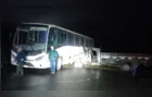 Homem fica ferido em colisão entre caminhão e ônibus na PR-090