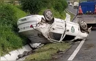 Motorista fica ferido após carro cair em canaleta na PR-151 em Carambeí